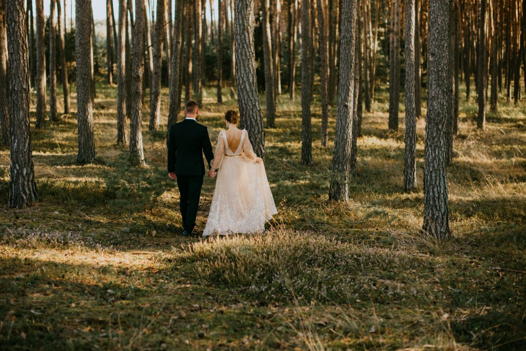 Sesja ślubna w lesie - miłość gra pierwsze skrzypce Fotografia Ślubna